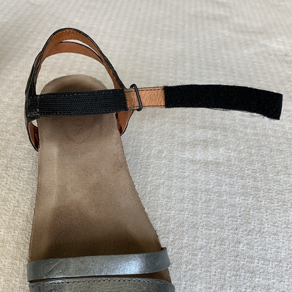 Taos black and pewter leather wedge sandals size 38- - Picture 9 of 9